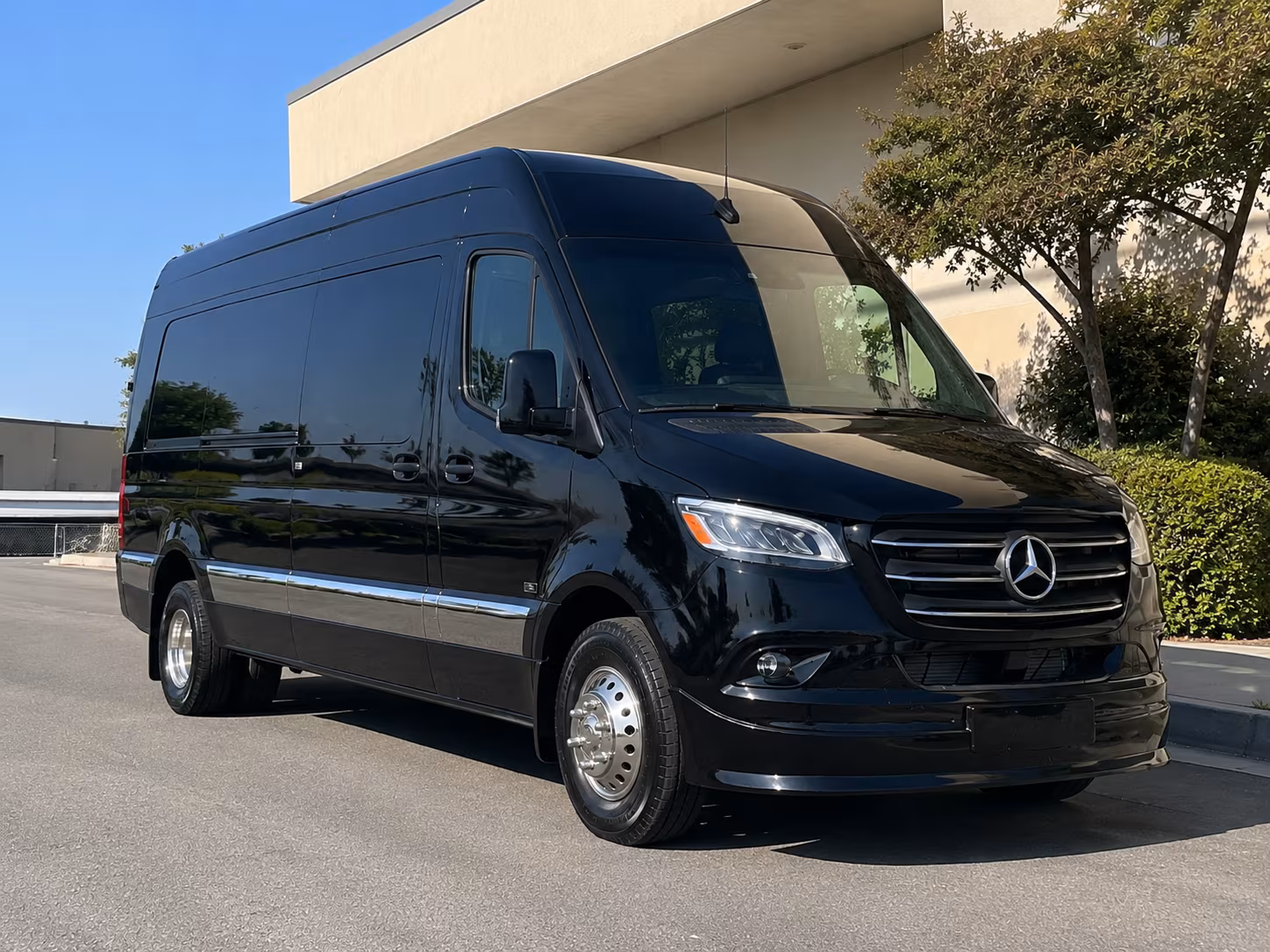 lansing 18 passenger sprinter van